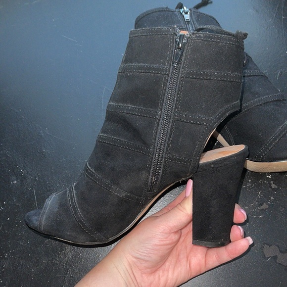 Heels - Picture 2 of 3